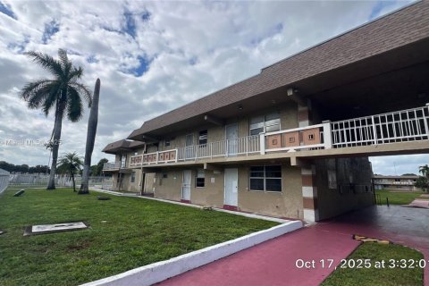 Condo in Miami Gardens, Florida, 1 bedroom № 1954173 - photo 2