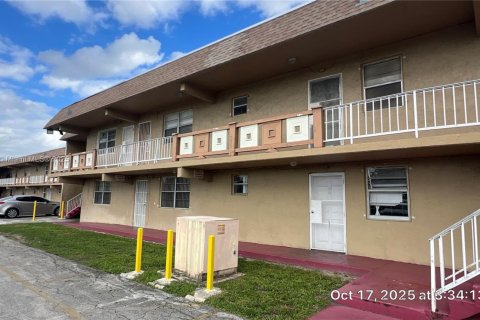 Condo in Miami Gardens, Florida, 1 bedroom № 1954173 - photo 1