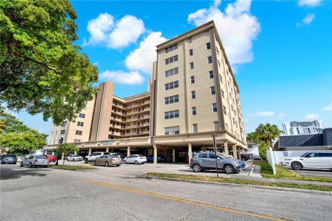 Condominio en venta en Hollywood, Florida, 1 dormitorio, 63.92 m2 № 1711531 - foto 2