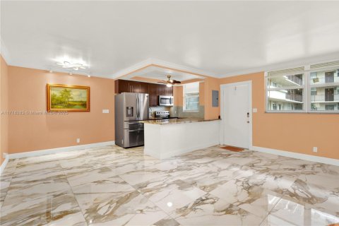 Condominio en venta en Hollywood, Florida, 1 dormitorio, 63.92 m2 № 1711531 - foto 1