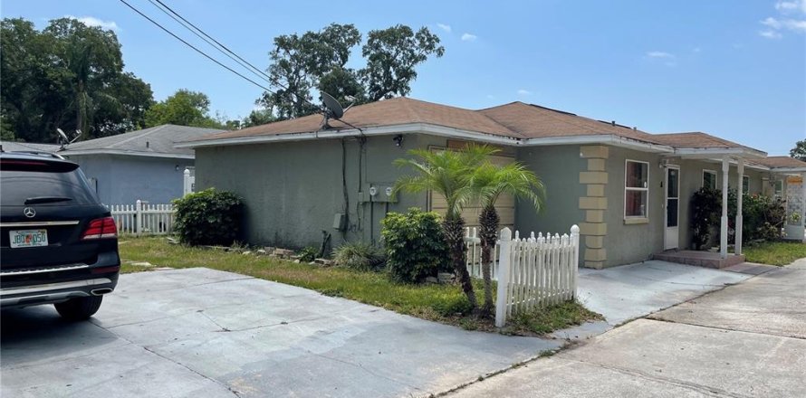 Commercial property in Kissimmee, Florida 6 bedrooms, 167.22 sq.m. № 2397043