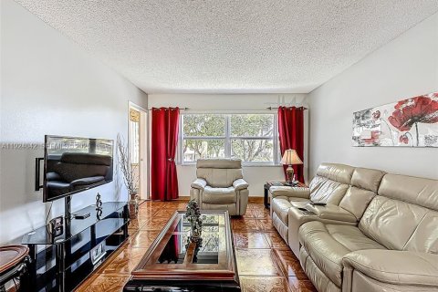 Condominio en venta en Lauderdale Lakes, Florida, 1 dormitorio, 63.55 m2 № 1982594 - foto 1