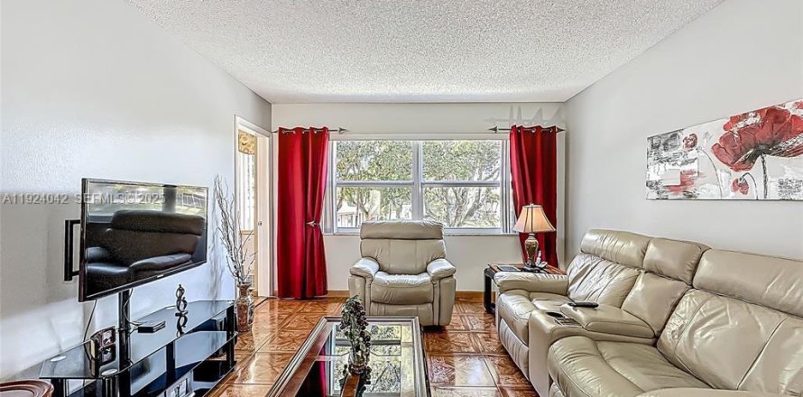 Condominio en Lauderdale Lakes, Florida, 1 dormitorio № 1982594