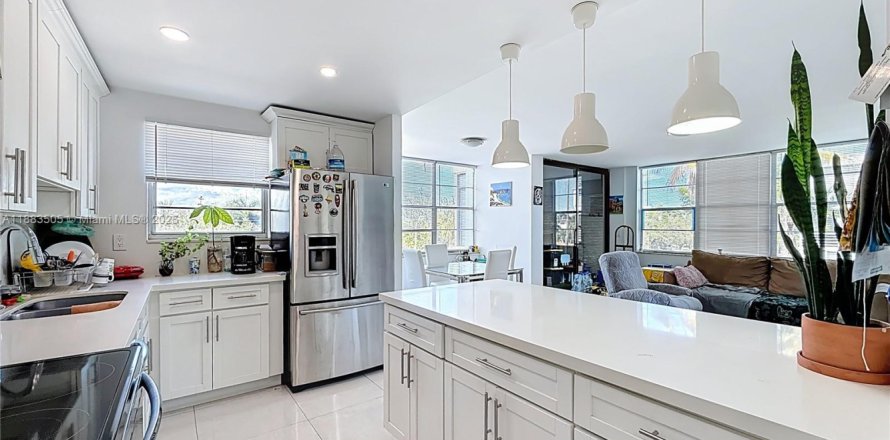 Condominio en Hollywood, Florida, 2 dormitorios № 1930773