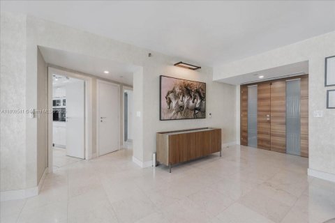 Condominio en venta en Miami, Florida, 3 dormitorios, 262.45 m2 № 1937594 - foto 20