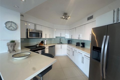 Condominio en alquiler en Miami Beach, Florida, 3 dormitorios, 126.35 m2 № 2076698 - foto 4