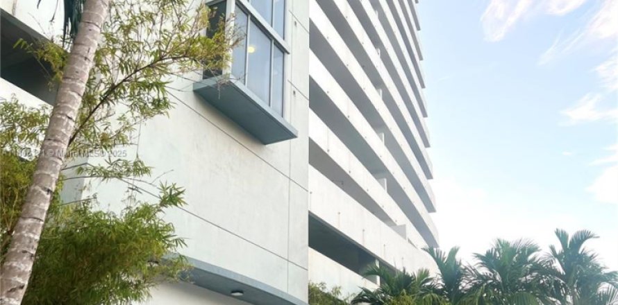 Condominio en Miami, Florida, 2 dormitorios  № 1979472