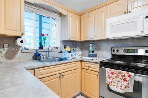 House in Hollywood, Florida 3 bedrooms, 167.6 sq.m. № 1774421 - photo 12