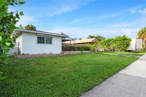 House in Hollywood, Florida 3 bedrooms, 167.6 sq.m. № 1774421 - photo 2