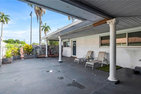 House in Hollywood, Florida 3 bedrooms, 167.6 sq.m. № 1774421 - photo 6