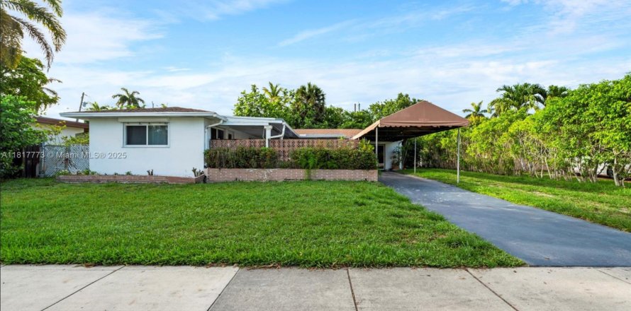 House in Hollywood, Florida 3 bedrooms, 167.6 sq.m. № 1774421