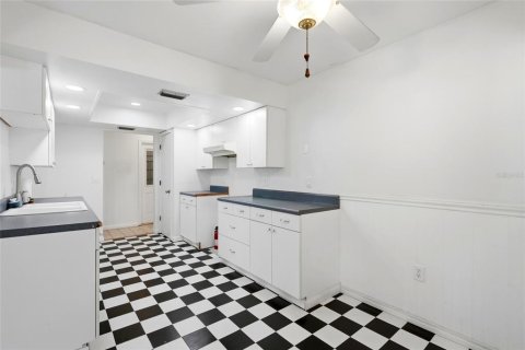 House in Sarasota, Florida 2 bedrooms, 139.63 sq.m. № 2236130 - photo 11