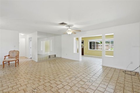House in Sarasota, Florida 2 bedrooms, 139.63 sq.m. № 2236130 - photo 5