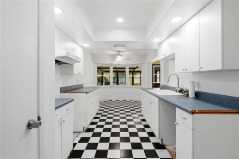 House in Sarasota, Florida 2 bedrooms, 139.63 sq.m. № 2236130 - photo 10