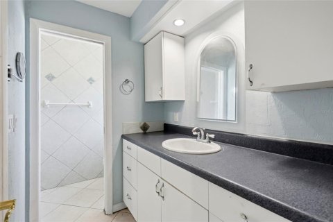 House in Sarasota, Florida 2 bedrooms, 139.63 sq.m. № 2236130 - photo 14