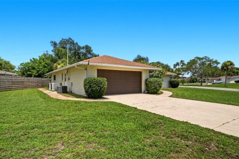 House in Sarasota, Florida 2 bedrooms, 139.63 sq.m. № 2236130 - photo 26