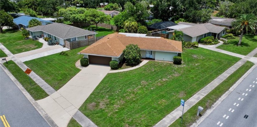 House in Sarasota, Florida 2 bedrooms, 139.63 sq.m. № 2236130