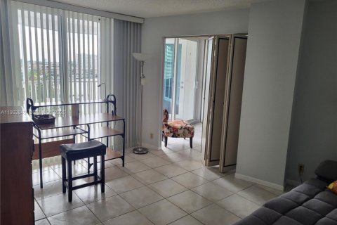 Condo in Hallandale Beach, Florida, 2 bedrooms  № 2025497 - photo 9