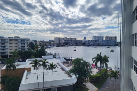 Condo in Hallandale Beach, Florida, 2 bedrooms  № 2025497 - photo 2