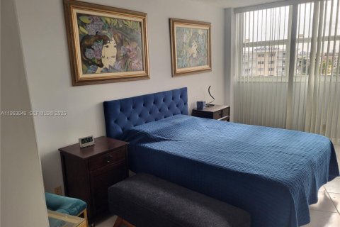 Condo in Hallandale Beach, Florida, 2 bedrooms  № 2025497 - photo 8