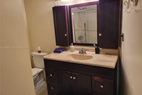 Condo in Hallandale Beach, Florida, 2 bedrooms  № 2025497 - photo 7
