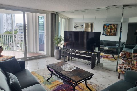 Condo in Hallandale Beach, Florida, 2 bedrooms  № 2025497 - photo 3
