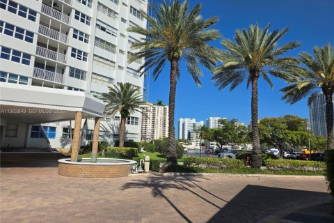 Condo in Hallandale Beach, Florida, 2 bedrooms  № 2025497 - photo 14