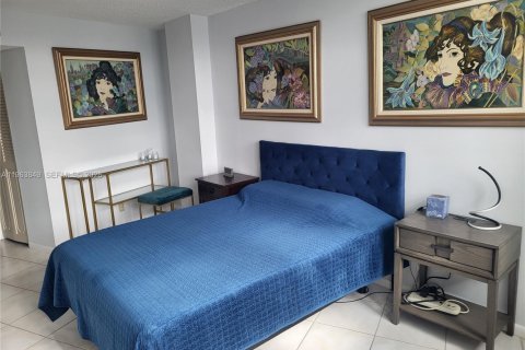 Condo in Hallandale Beach, Florida, 2 bedrooms  № 2025497 - photo 5
