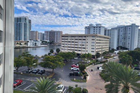 Condominio en Hallandale Beach, Florida, 2 dormitorios  № 2025497