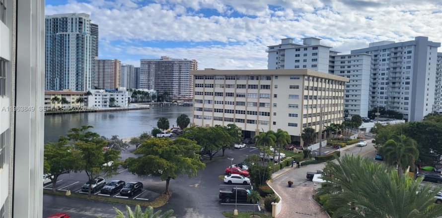 Condo in Hallandale Beach, Florida, 2 bedrooms  № 2025497