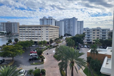 Condo in Hallandale Beach, Florida, 2 bedrooms  № 2025497 - photo 10