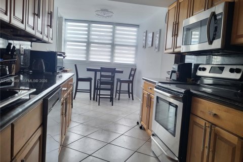 Condo in Hallandale Beach, Florida, 2 bedrooms  № 2025497 - photo 4
