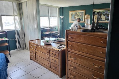 Condo in Hallandale Beach, Florida, 2 bedrooms  № 2025497 - photo 6
