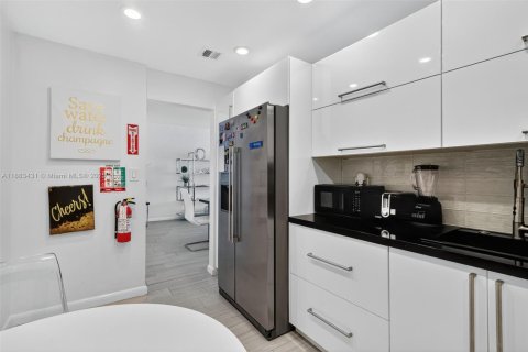 Condo in Hollywood, Florida, 1 bedroom № 1929924 - photo 14