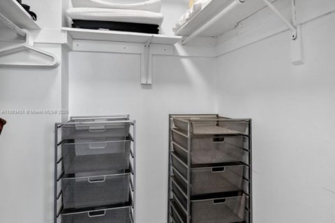 Condo in Hollywood, Florida, 1 bedroom № 1929924 - photo 15