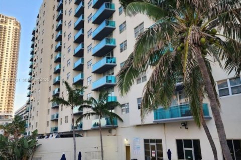 Condominio en venta en Hollywood, Florida, 1 dormitorio, 81.75 m2 № 1929924 - foto 28