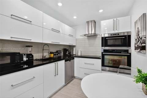 Condo in Hollywood, Florida, 1 bedroom № 1929924 - photo 12