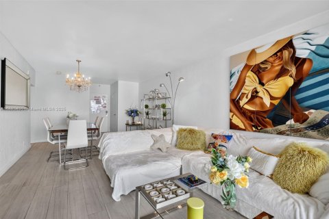 Condo in Hollywood, Florida, 1 bedroom № 1929924 - photo 2