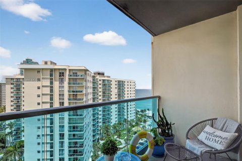 Condo in Hollywood, Florida, 1 bedroom № 1929924 - photo 4