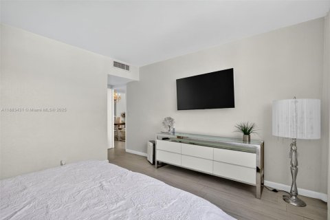 Condo in Hollywood, Florida, 1 bedroom № 1929924 - photo 10