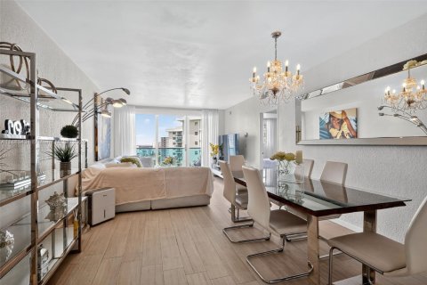 Condo in Hollywood, Florida, 1 bedroom № 1929924 - photo 3