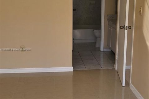 Снять в аренду кондоминиум в Майами, Флорида 2 спальни, 119.94м2, № 1865397 - фото 19