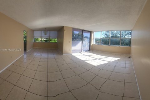 Снять в аренду кондоминиум в Майами, Флорида 2 спальни, 119.94м2, № 1865397 - фото 28