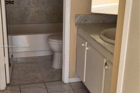 Снять в аренду кондоминиум в Майами, Флорида 2 спальни, 119.94м2, № 1865397 - фото 25