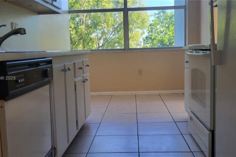 Снять в аренду кондоминиум в Майами, Флорида 2 спальни, 119.94м2, № 1865397 - фото 30