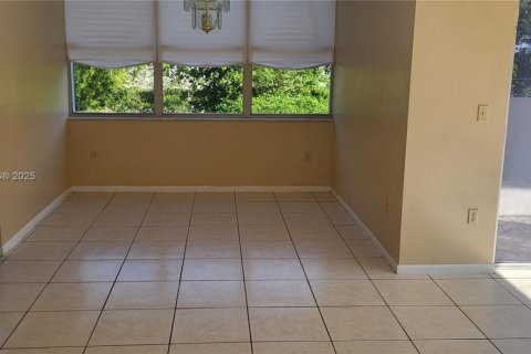 Снять в аренду кондоминиум в Майами, Флорида 2 спальни, 119.94м2, № 1865397 - фото 2