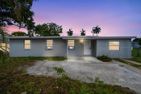 House in Fort Myers, Florida 4 bedrooms, 116.5 sq.m. № 2231281