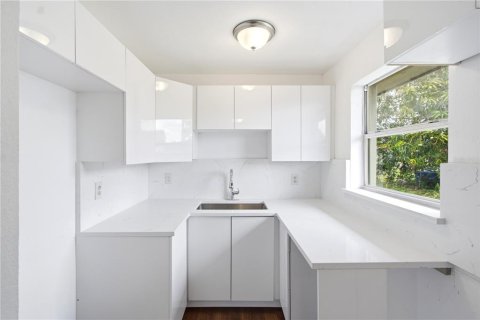 House in Fort Myers, Florida 4 bedrooms, 116.5 sq.m. № 2231281 - photo 4