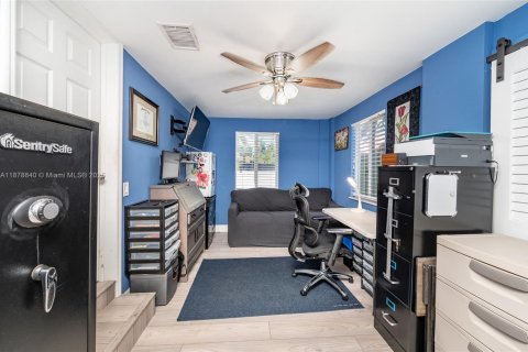 House in Miami, Florida 4 bedrooms, 146.23 sq.m. № 1927669 - photo 18