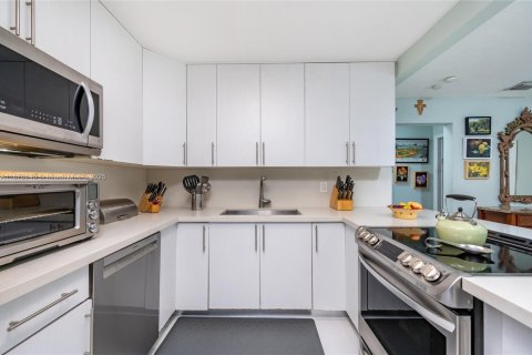 House in Miami, Florida 4 bedrooms, 146.23 sq.m. № 1927669 - photo 7